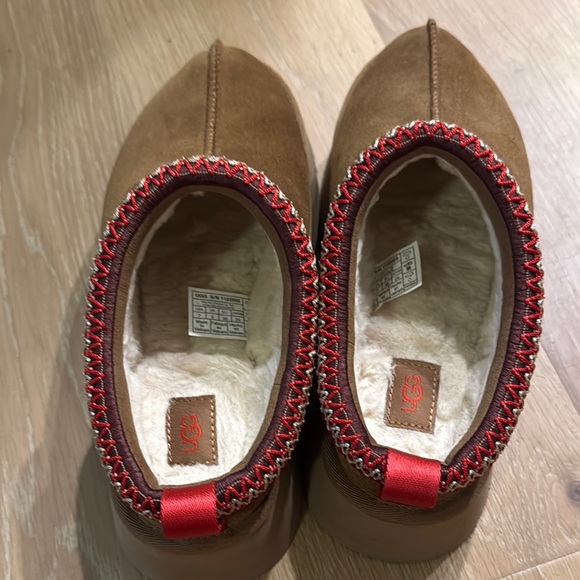 UGG Brown and Red Mules with Cozy Lining - Picture 5 of 5
